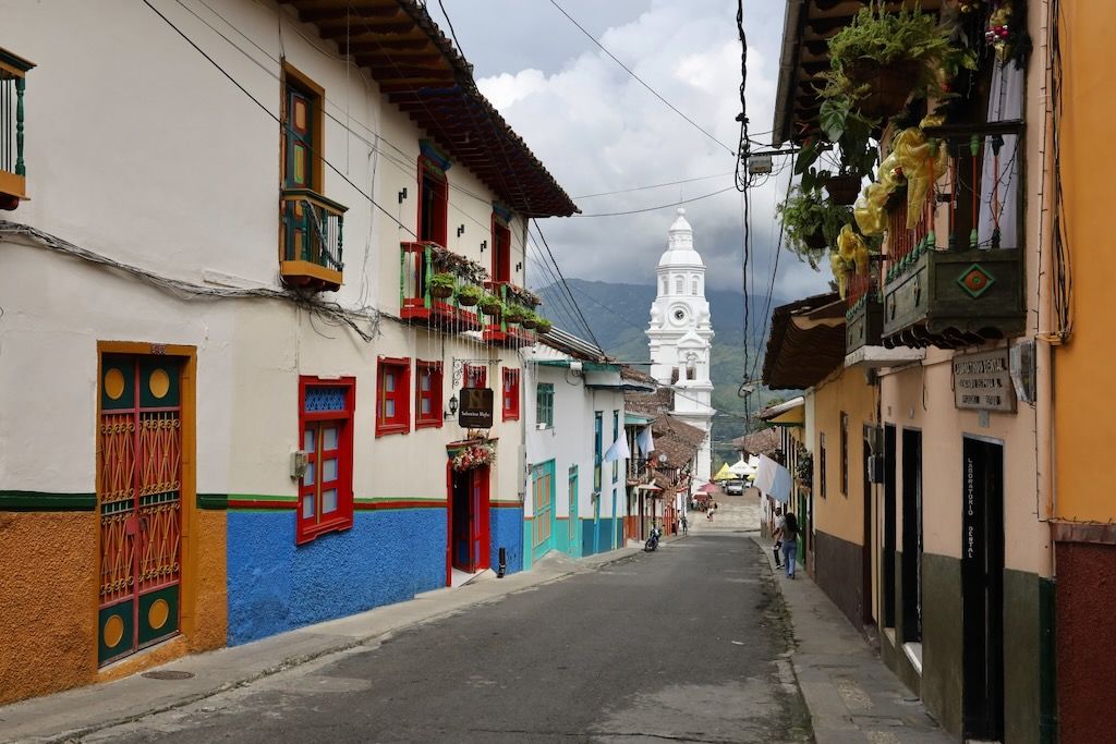 Calle 4 y basílica menor de Salamina