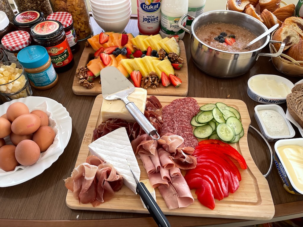 desayuno tabla embutidos