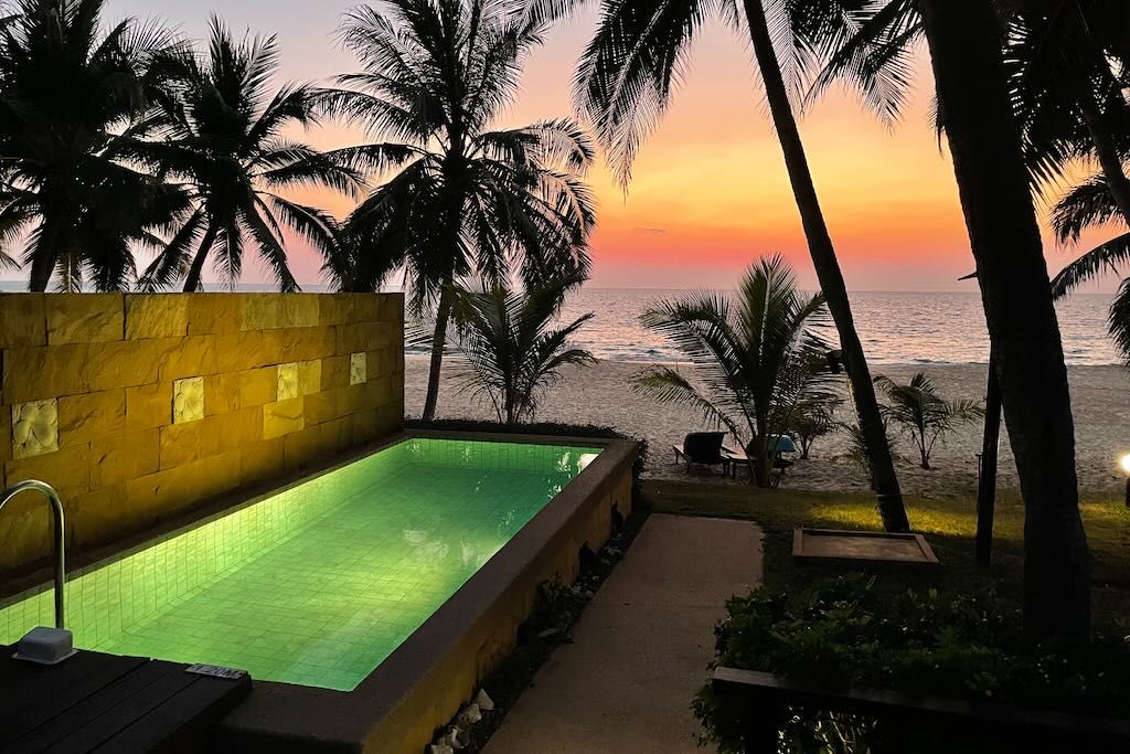 playas donde dormir cerca del aeropuerto de phuket Tailandia