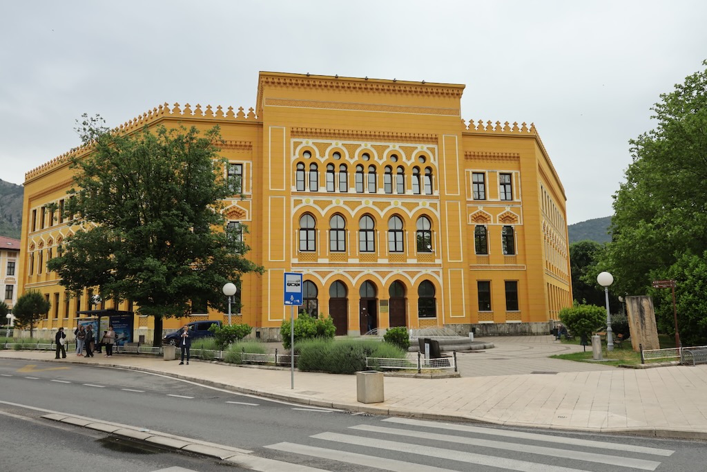 Gymnasium en Mostar plaza españa
