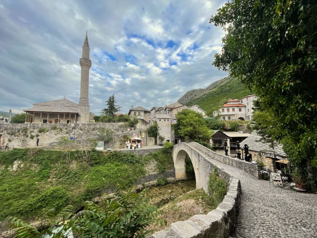 Puente Torcido Kriva Ćuprija mezquita Nezir-Agina en Mostar